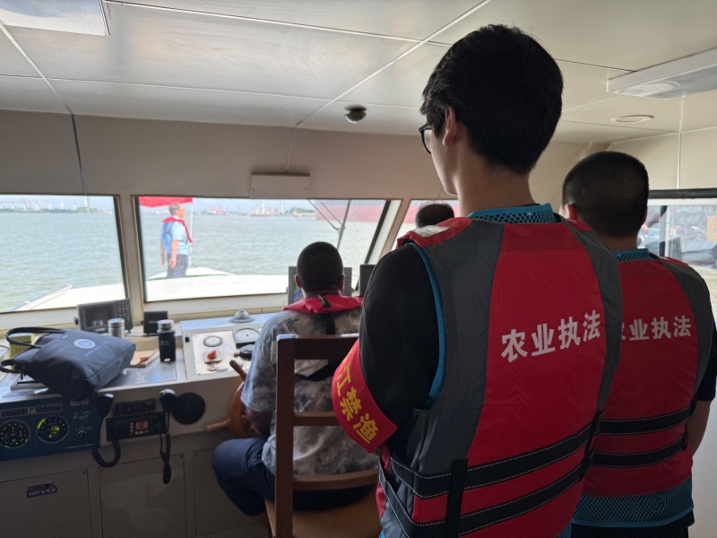 2.志愿者们协助执法人员巡江.jpg