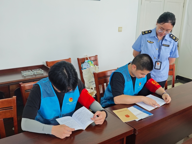 3.志愿者们学习法律法规.jpg